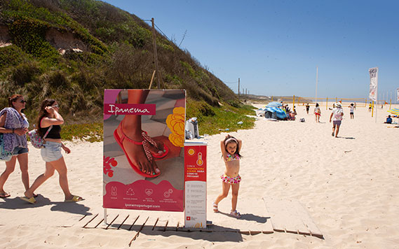 Dispensador de protetor solar da BW numa praia portuguesa