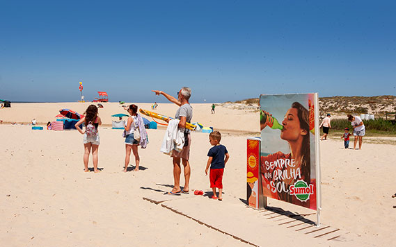Dispensador de protetor solar da BW numa praia portuguesa