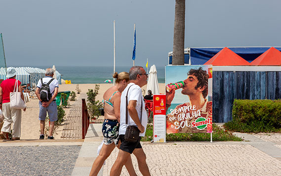 Dispensador de protetor solar da BW numa praia portuguesa