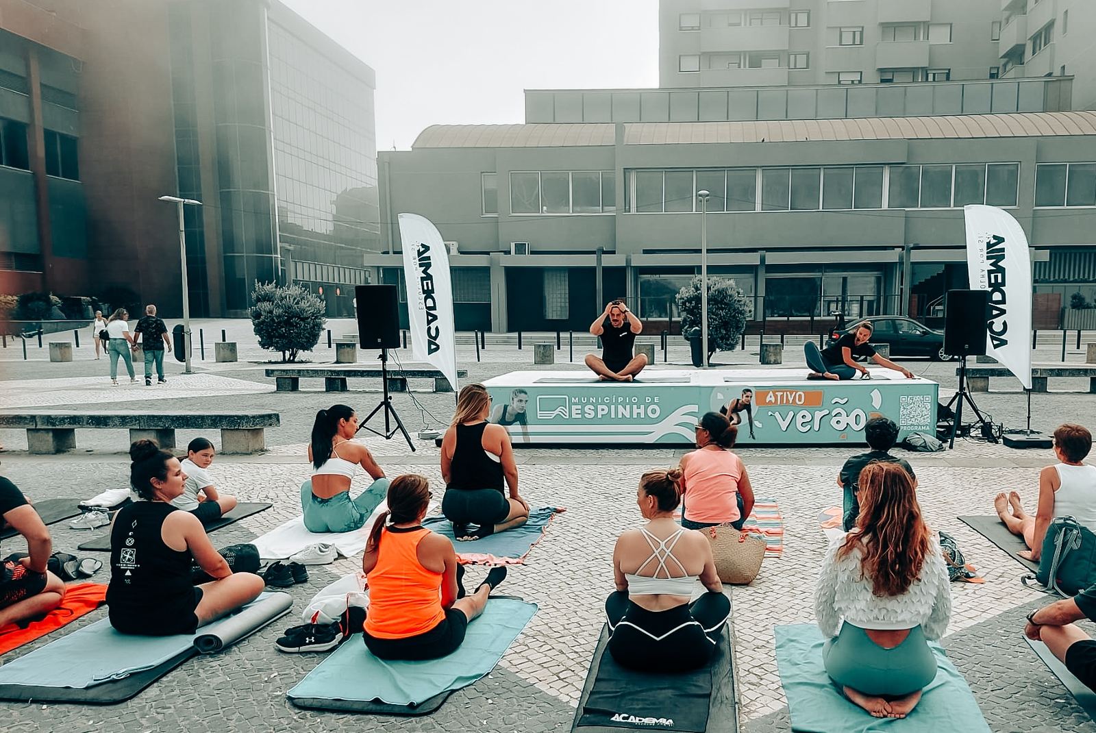 Palco de eventos da BW com aula de yoga em Espinho